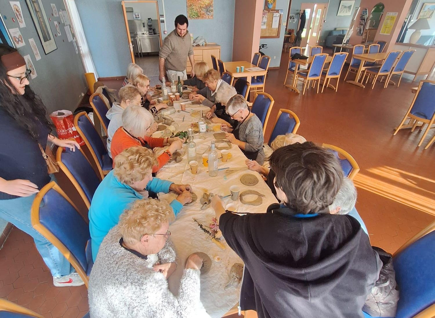 @ Déborah Piras. Atelier créatif organisé par La Pangée, à l'échoppe sénior "La Lumineuse". Bordeaux, février 2025. Des "échoppes séniors" pour lutter contre l'isolement des personnes âgées