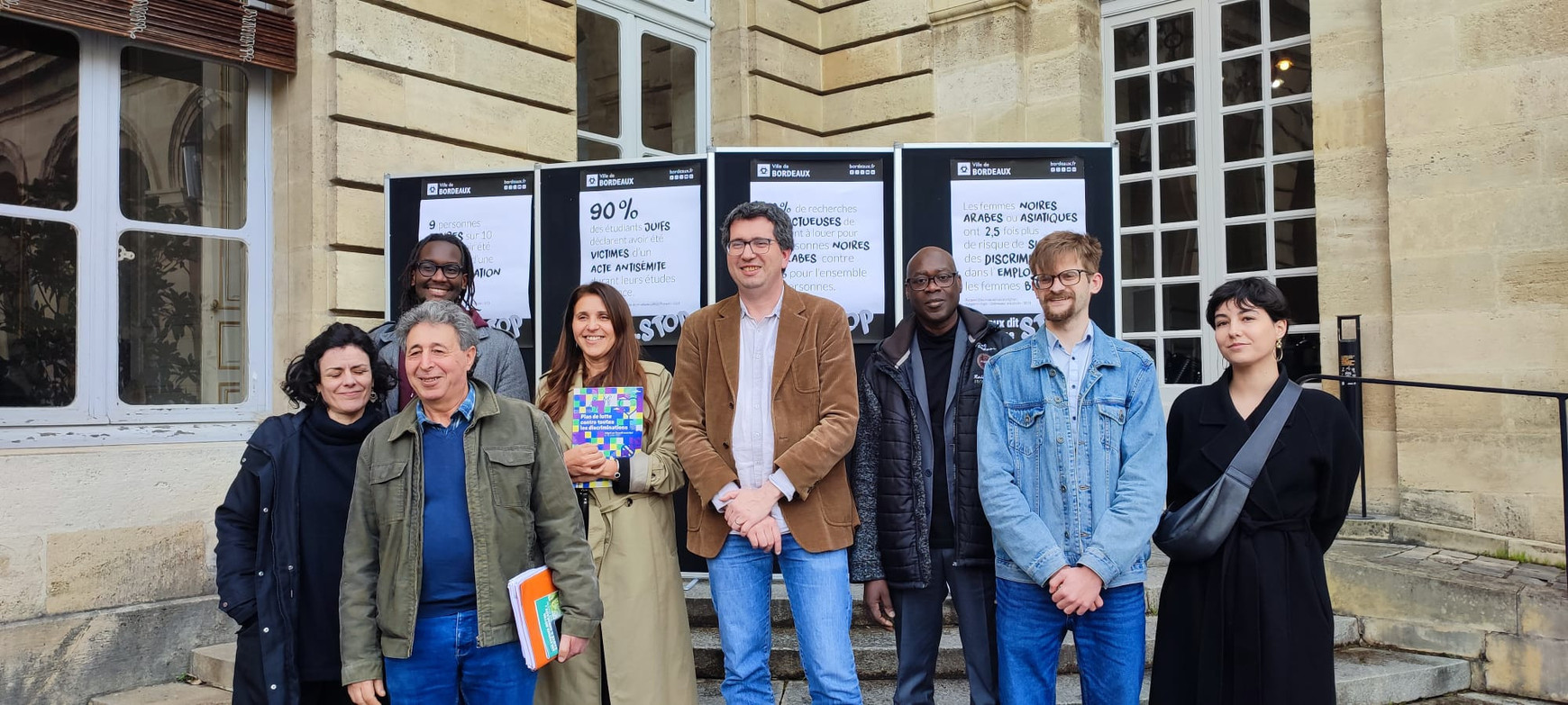 © Cassandre Thomas. Olivier Escots ainsi que les représentants des associations ayant participé à la campagne d'affichage "Bordeaux dit stop au racisme et à l'antisémitisme". Bordeaux, mars 2024. Une campagne d'affichage pour lutter contre les discriminations raciales et antisémites