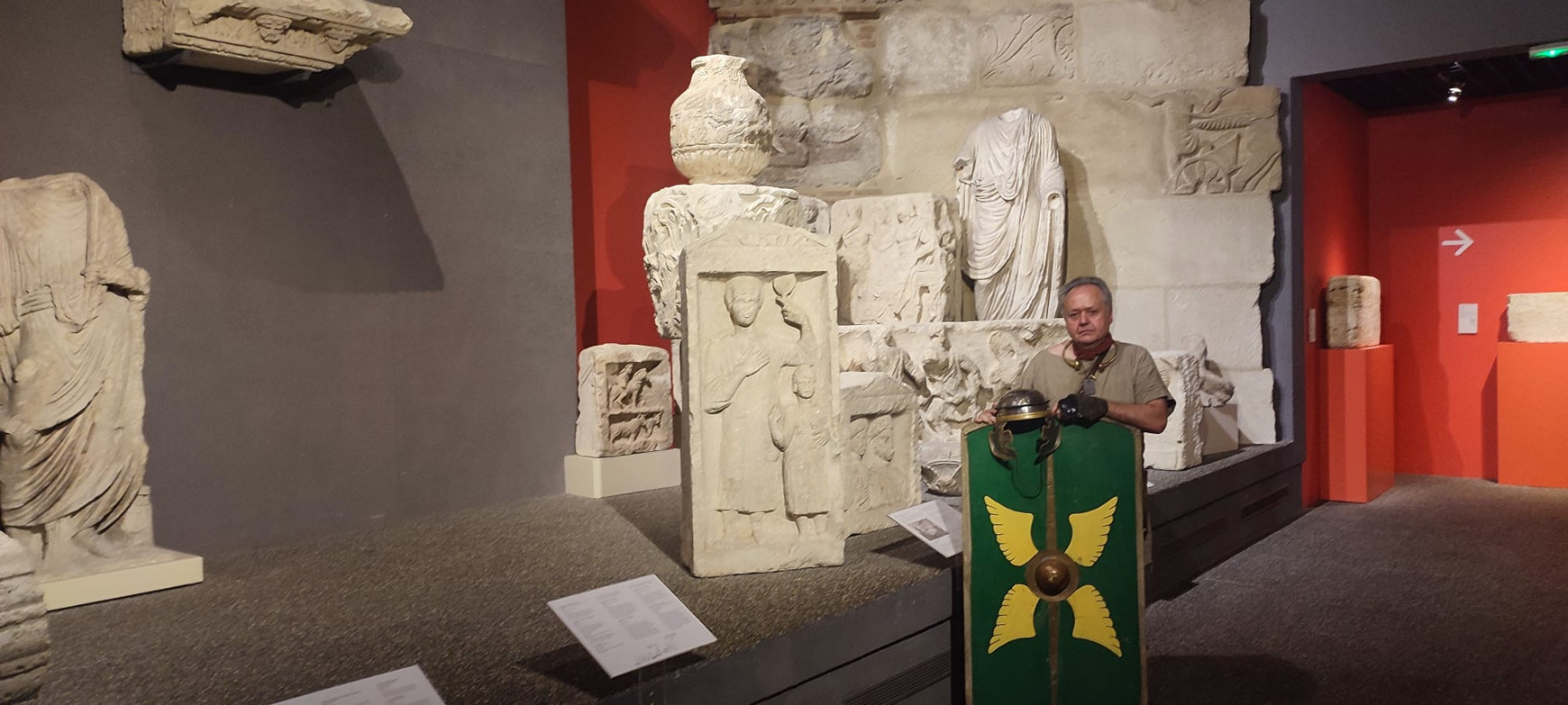 © Cassandre Thomas. Jean-Luc Suire endosse le costume de soldat romain, dans les salles antiques du musée d'Aquitaine. Bordeaux, août 2024. Un soldat romain au musée d'Aquitaine