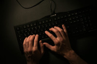 Pourquoi est-il si difficile de réglementer les contenus haineux qui ciblent les communautés vulnérables en ligne ?