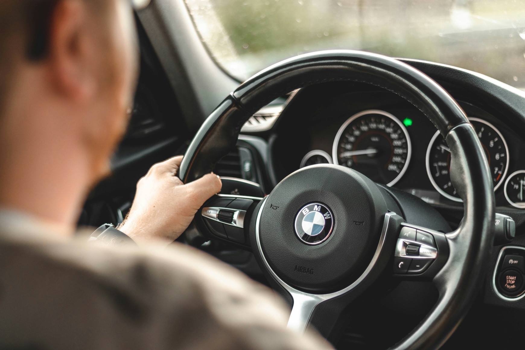 Photo de Sara Kurfess sur Unsplash Le permis français à 17 ans sur les routes allemandes