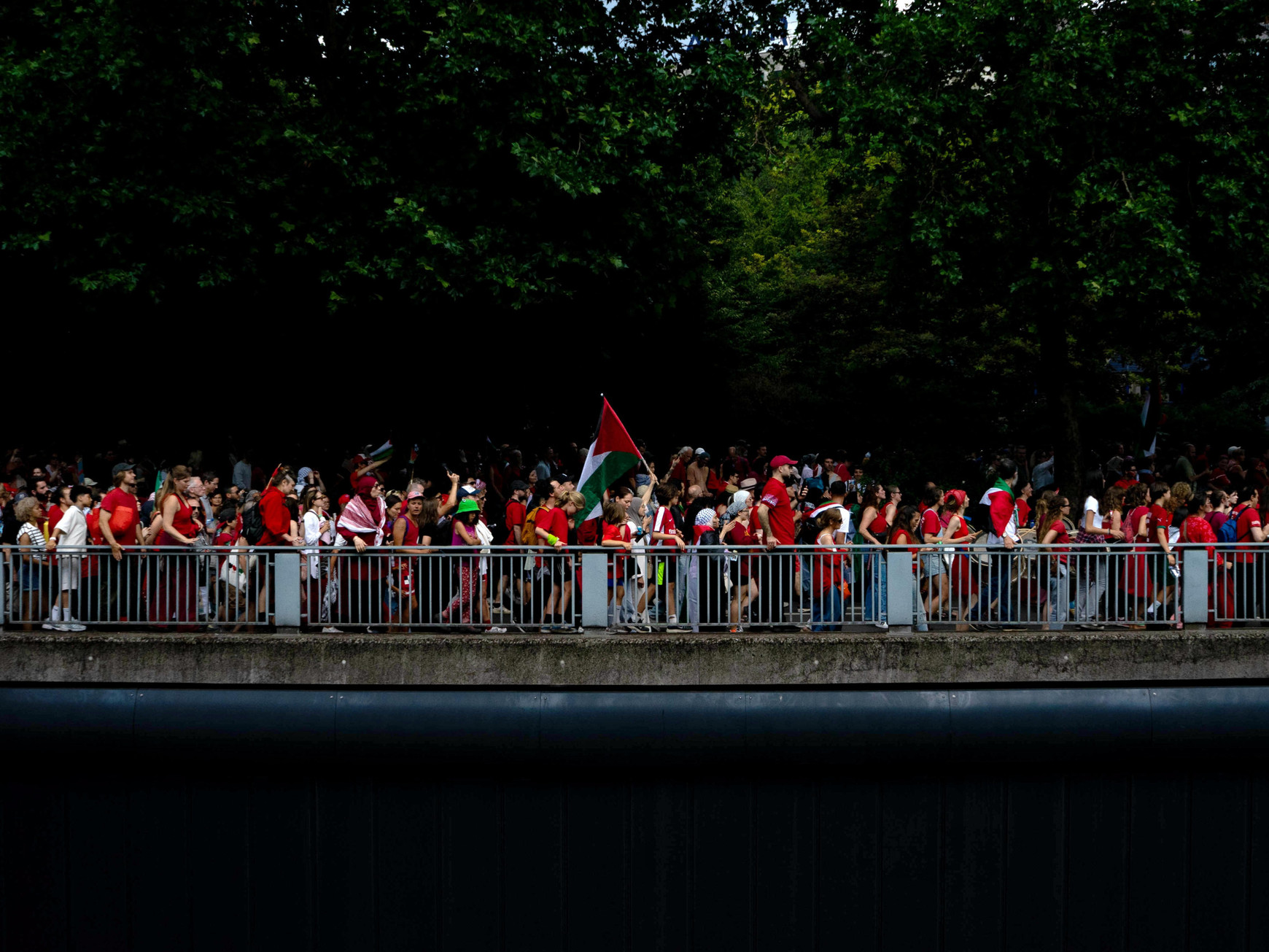 © Thomas-Jan Meekers (Le dimanche 15 juin, les rues de Bruxelles se sont teintées de rouge avec entre 75 000 et 110 000 manifestants, marchant en solidarité pour demander la paix à Gaza.) Mobilisation intergénérationnelle en soutien à la Palestine : la capitale européenne se teinte de rouge