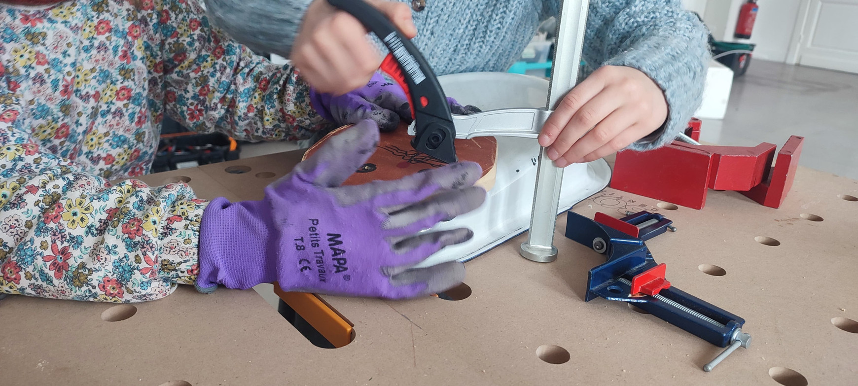 © Cassandre Thomas. Capucine et Camille bricolent un lapin. Bordeaux, mars 2025. L'esprit des ratons laveurs : une association pour réinventer les déchets
