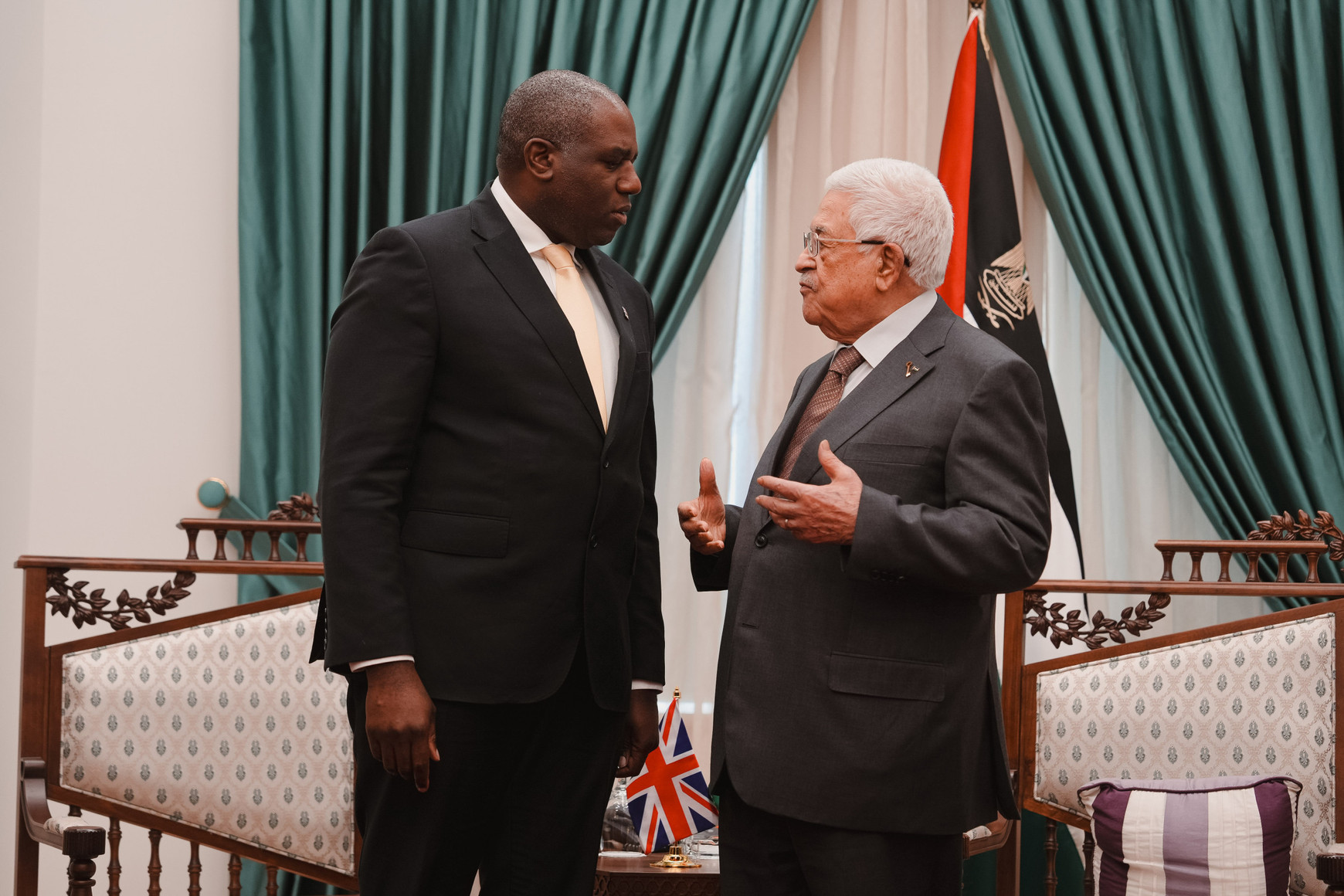 © Foreign, Commonwealth & Development Office (Le président de l’Autorité palestinienne, Mahmoud Abbas, ici à droite, a adressé une lettre à Emmanuel Macron ce lundi 9 juin, appelant à une intervention internationale pour stabiliser la région.) Aujourd'hui en Europe - 11 juin