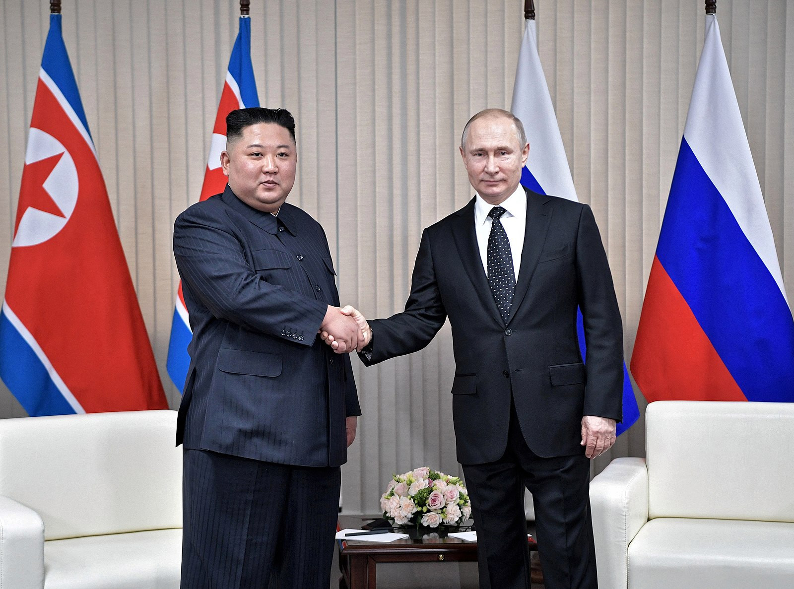 Entretien entre le président de la Fédération de Russie, Vladimir Poutine, et le président du Conseil d'État de la République populaire démocratique de Corée, Kim Jong-un. Russie (2019). Source : Bureau de presse et d'information de la présidence russe Moscou-Pyonyang : un rapprochement qui inquiète les Européens