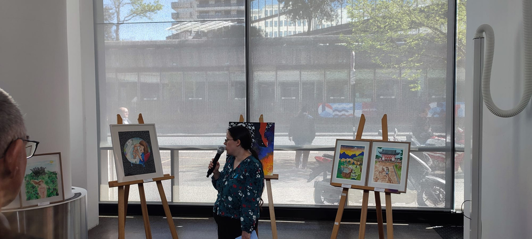 © Cassandre Thomas. Douchka présente ses oeuvres. Bordeaux, avril 2024. Artistes et autistes