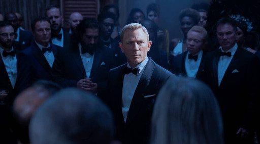 Extérieur Nuit : BOND, JAMES BOND