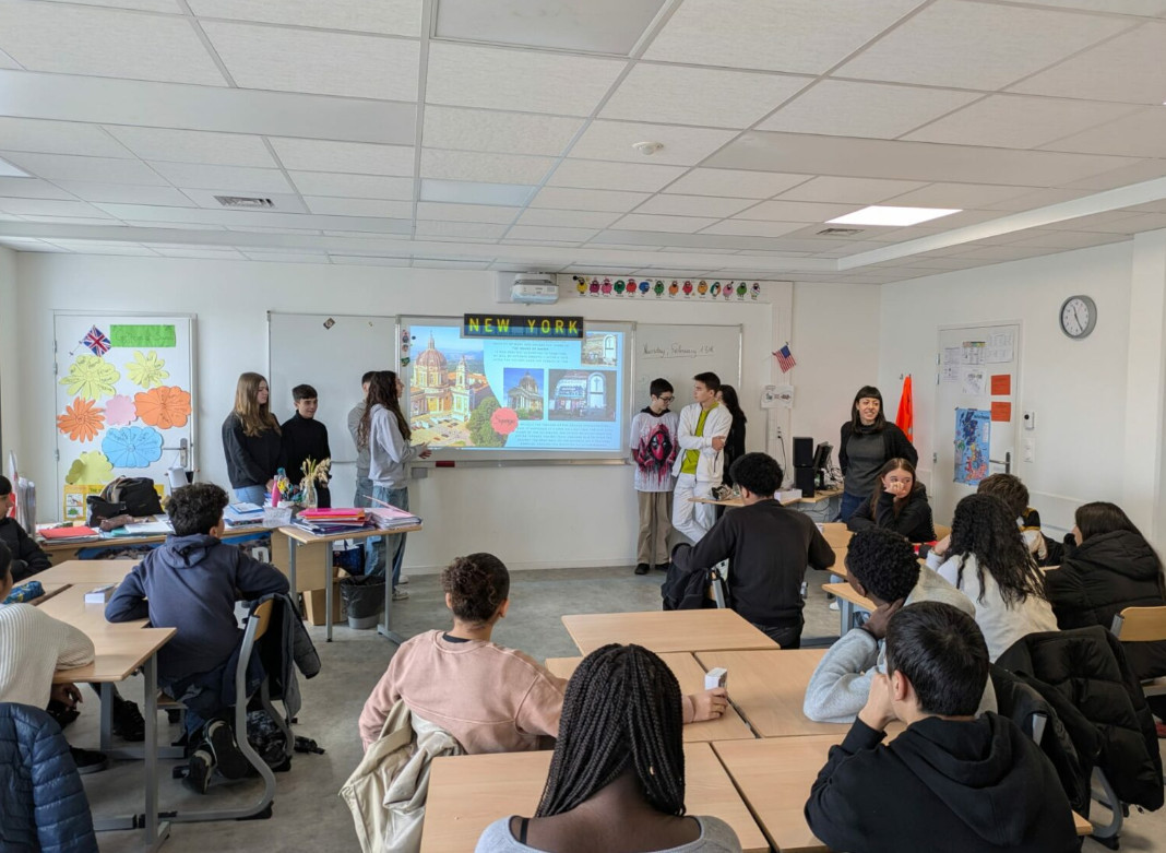 © Collège  Édouard Vaillant. Les Italiens présentent la ville de Turin aux élèves français. Bordeaux, février 2025. 7 italiens accueillis au collège Édouard Vaillant pendant une semaine