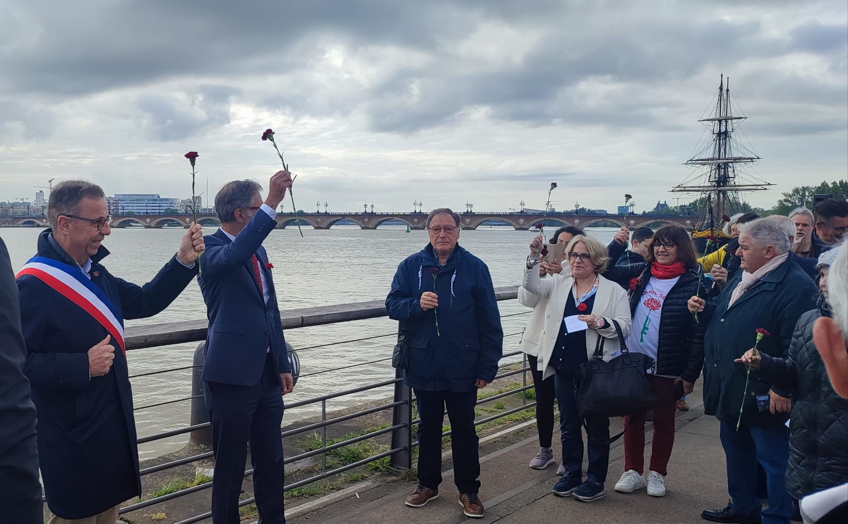 © Cassandre Thomas. Avril 2024. Des œillets dans la Garonne, pour fêter les 50 ans de la révolution portugaise