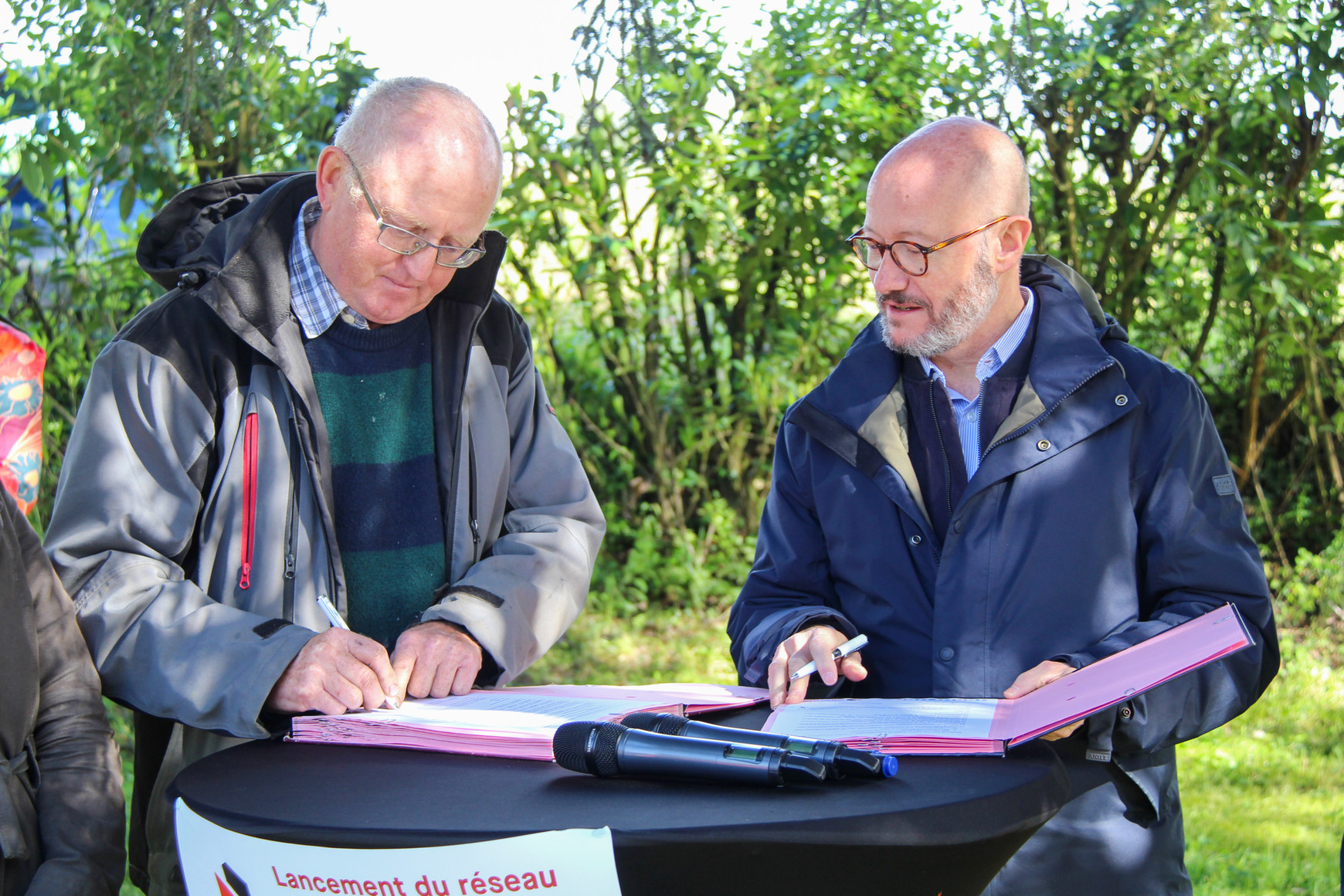 © Département de la Gironde. Signature de la première charte Gironde alimen'terre, entre Olivier Reumaux et Jean-Luc Gleyze. Avril 2024. Qu'est-ce que le réseau Gironde alimen'terre ?
