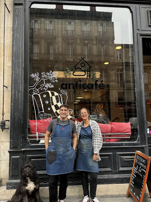 © La Cloche. Devanture de l'Anticafé, Bordeaux. Le carillon : un réseau de commerçants pour lutter contre l'exclusion des personnes précaires