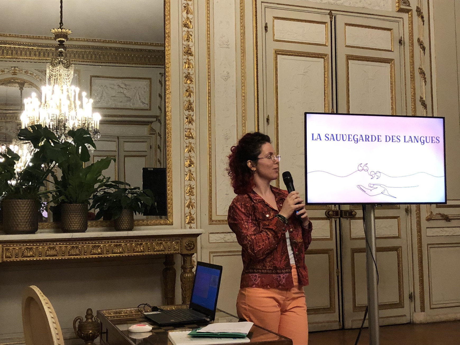 © Ville de Bordeaux. Marlène Viardot, ethnolinguiste donne une conférence sur la sauvegarde des langues. Bordeaux, février 2024. Protéger les langues minoritaires, avec Marlène Viardot