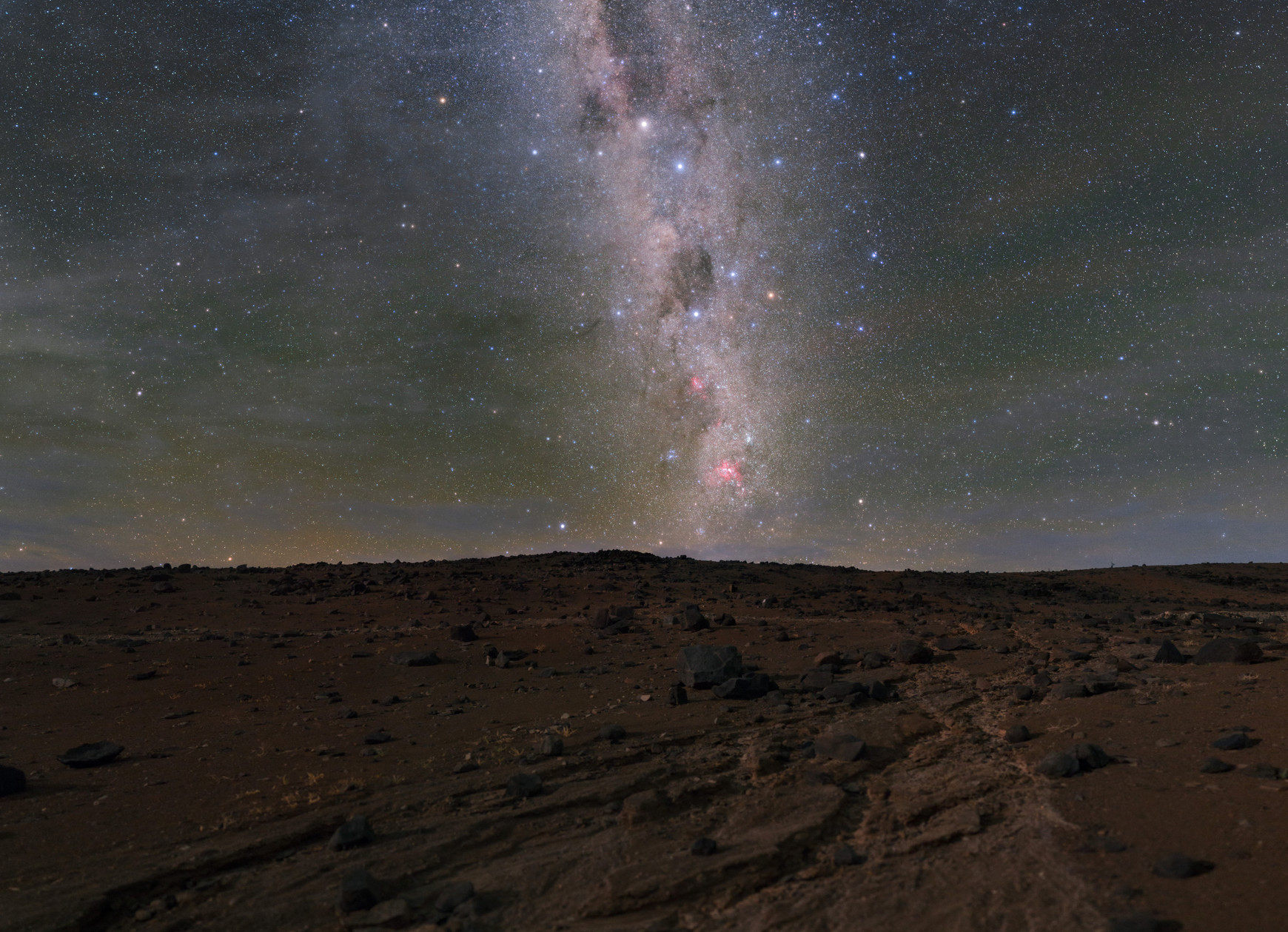 Photographie réalisée près de l'observatoire Paranal de l'ESO, dans le désert d'Atacama, au Chili, l'un des endroits les plus secs de la planète. © P. Horálek/ESO Disparition du ciel nocturne, vers des nuits sans étoile ? avec Emmanuel Jehin