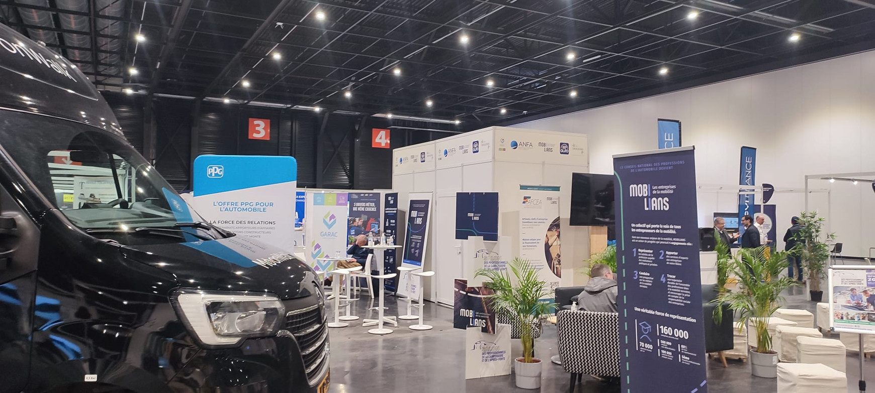 © Cassandre Thomas. Le salon des professionnels de la carrosserie et de l'après-vente automobile. Bordeaux, mars 2024. Comment l'après-vente automobile s'adapte-t-elle à l'électrification du secteur ?