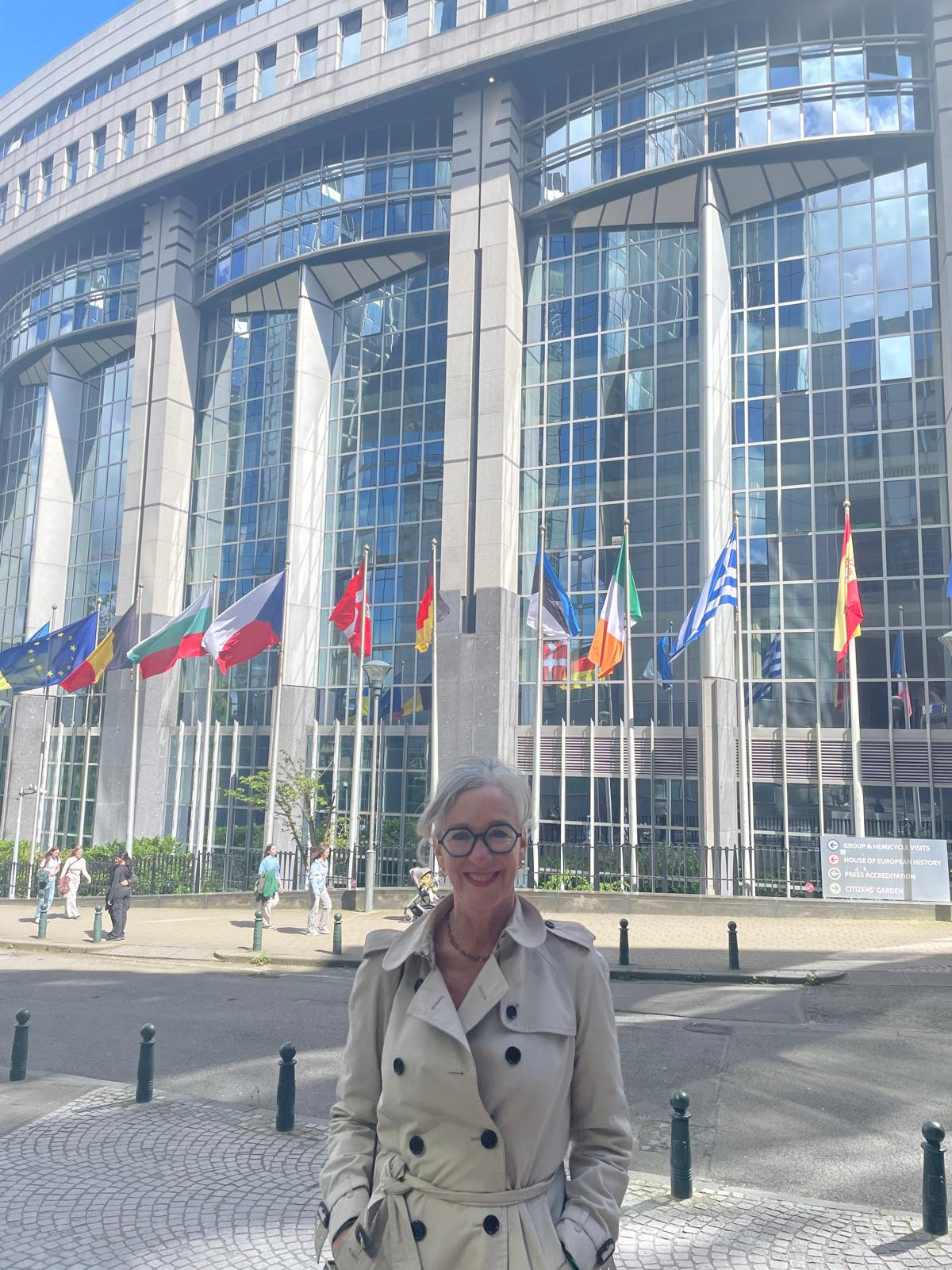 © Région Nouvelle-Aquitaine. Marie-Pierre Mesplède devant le Parlement européen à Bruxelles. Métiers d'Europe (épisode 2) : Marie-Pierre Mesplède, directrice de la Représentation de la région à Bruxelles