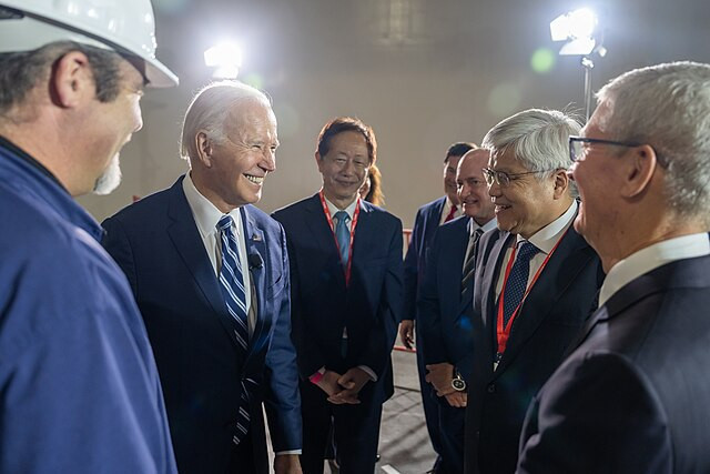 © Wikimedia Commons - Adam Schultz from The White House (Le président américain Joe Biden visite l'usine taïwanaise de semi-conducteurs TSMC à Phoenix, le mardi 6 décembre 2022.) La Pagaille... et la Percée ?