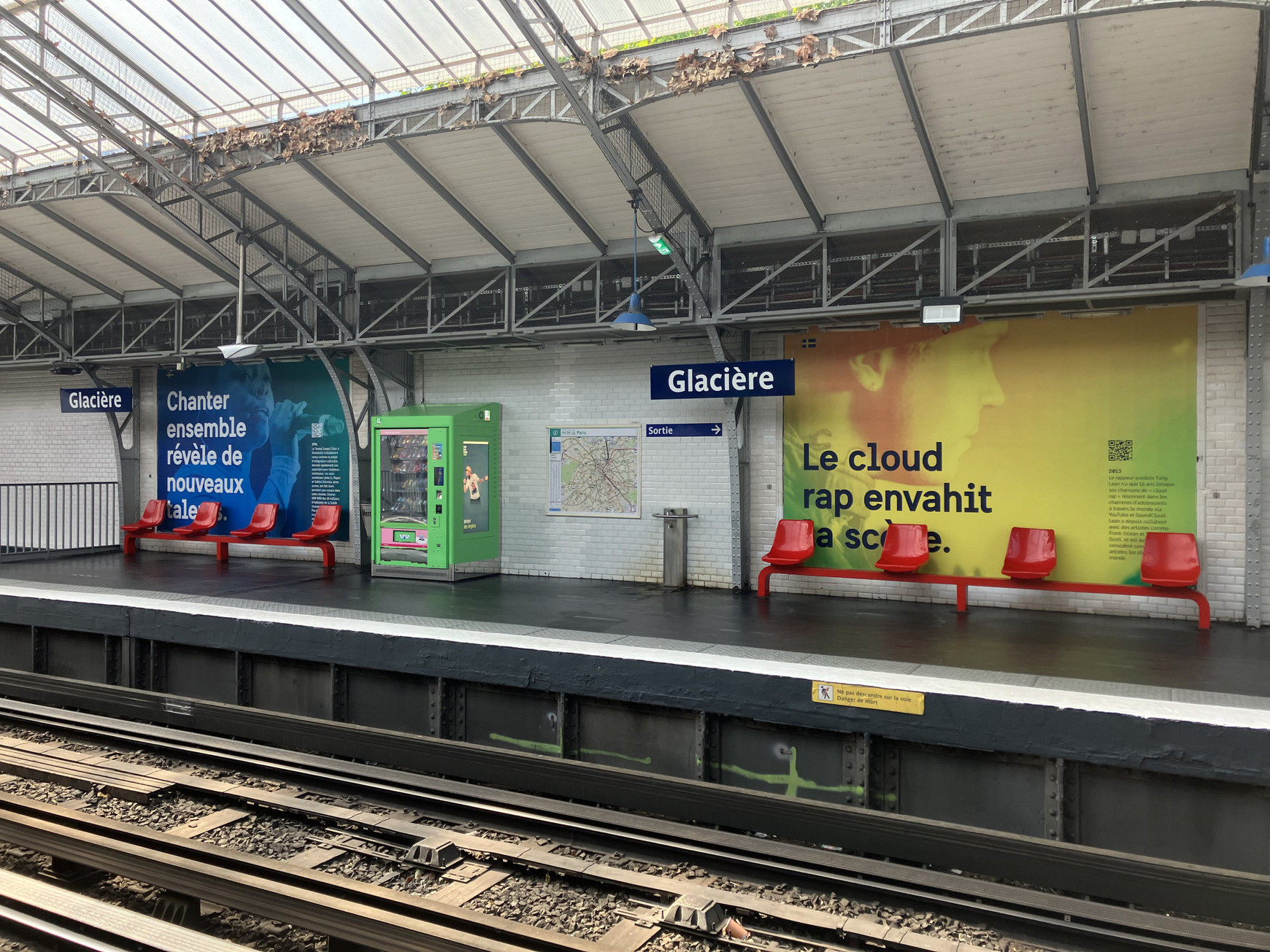 L’exposition Swedish Music Moments est à retrouvée jusqu'au 14 juin à la station Glacière.© Lou Surrans La musique suédoise célébrée dans le métro parisien