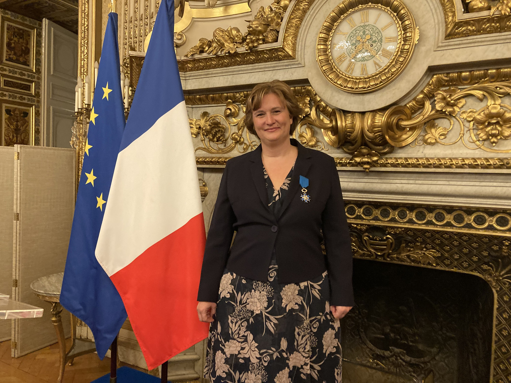 La secrétaire d'Etat chargée de l'Europe, Laurence Boone, a remis l'Ordre du Mérite à Dorothée Merville-Durand. © Lou Surrans Dorothée Merville-Durand récompensée pour son engagement européen