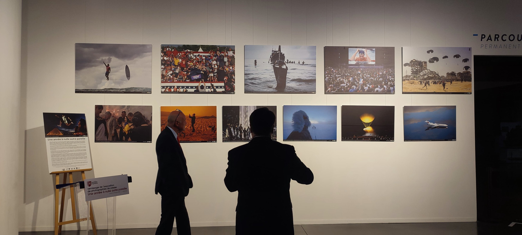 © Cassandre Thomas. Alain Rousset et Pierre Fernandez lors du vernissage de l'exposition "Une année sans nulle autre pareille", au Musée mer Marine, Bordeaux, novembre 2024. "Une année sans nulle autre pareille" - une exposition de l'AFP au Musée Mer Marine