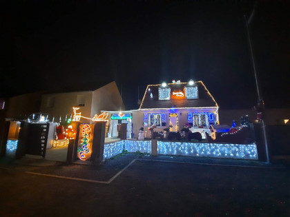 DÉCORATIONS DE NOËL : UNE MAISON ÉCLAIRÉE POUR LES FÊTES