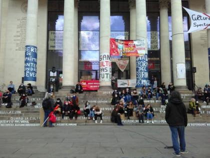 Occupés en France, rouverts à Berlin : les théâtres européens réagissent à la crise