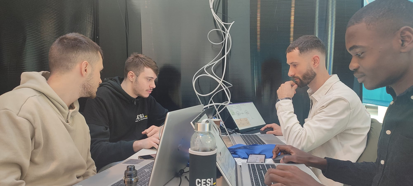 © Cassandre Thomas, 4 étudiants en master 1 au CESI filière manager en infrastructures et cybersécurité des systèmes d’informations Un hackathon à Bordeaux, pour sensibiliser et former les étudiants à la cybersécurité