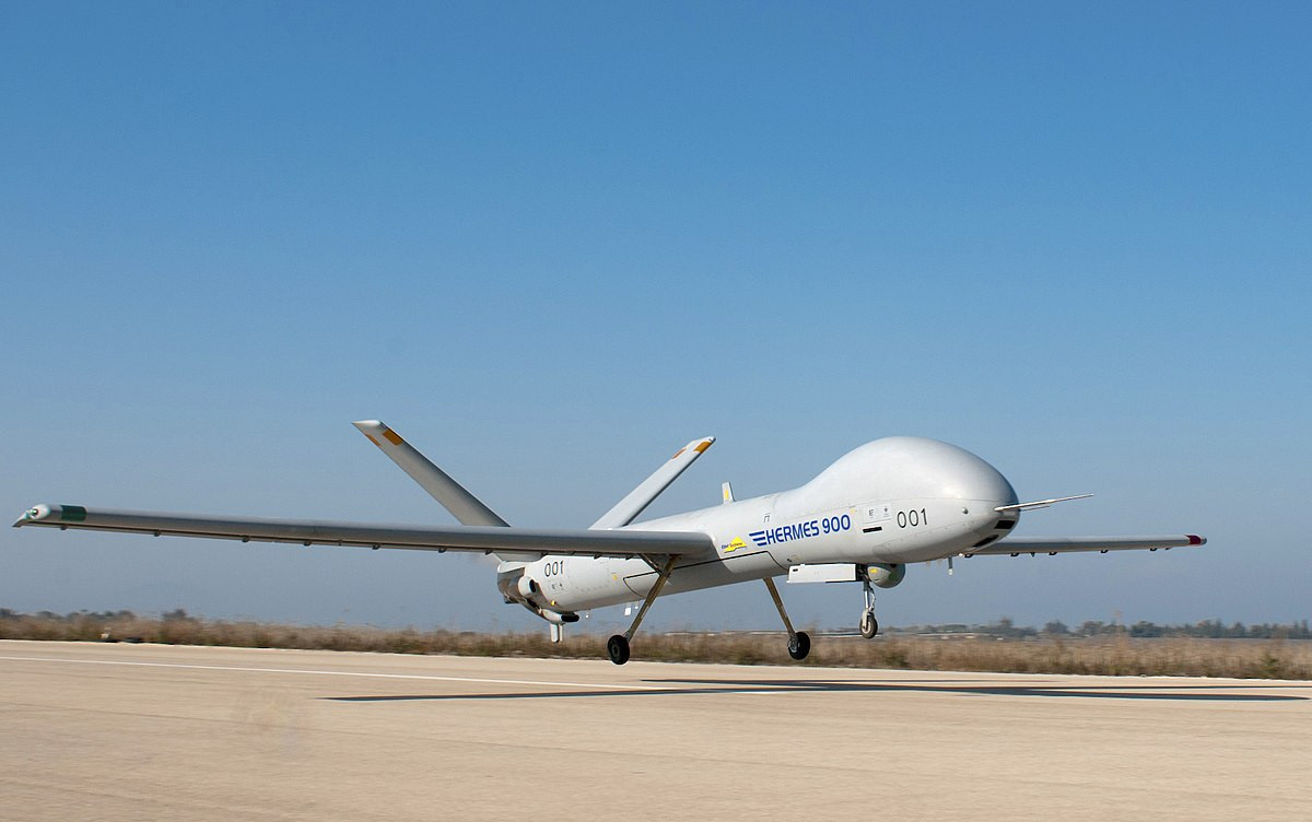 Décollage d'un drone Hermès 900, utilisé dans des opérations de surveillance et de bombardements à Gaza, et qui contient des composants technologiques européens. Crédit - Nehemia Gershuni-Aylho - janvier 2011 L'UE finance-t-elle la guerre ? Le cas ambigu des biens à double usage