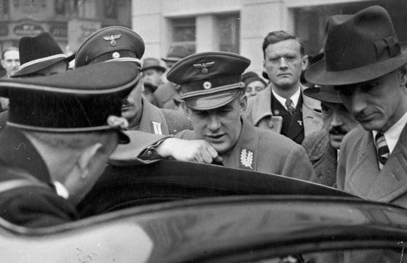Le gauleiter (chef nazi) Odilo Globocnik à Vienne en 1938 - Bundesarchiv, Bild 183-2004-0920-500 / Blahn / CC-BY-SA 3.0 La Spirale et le Ressort