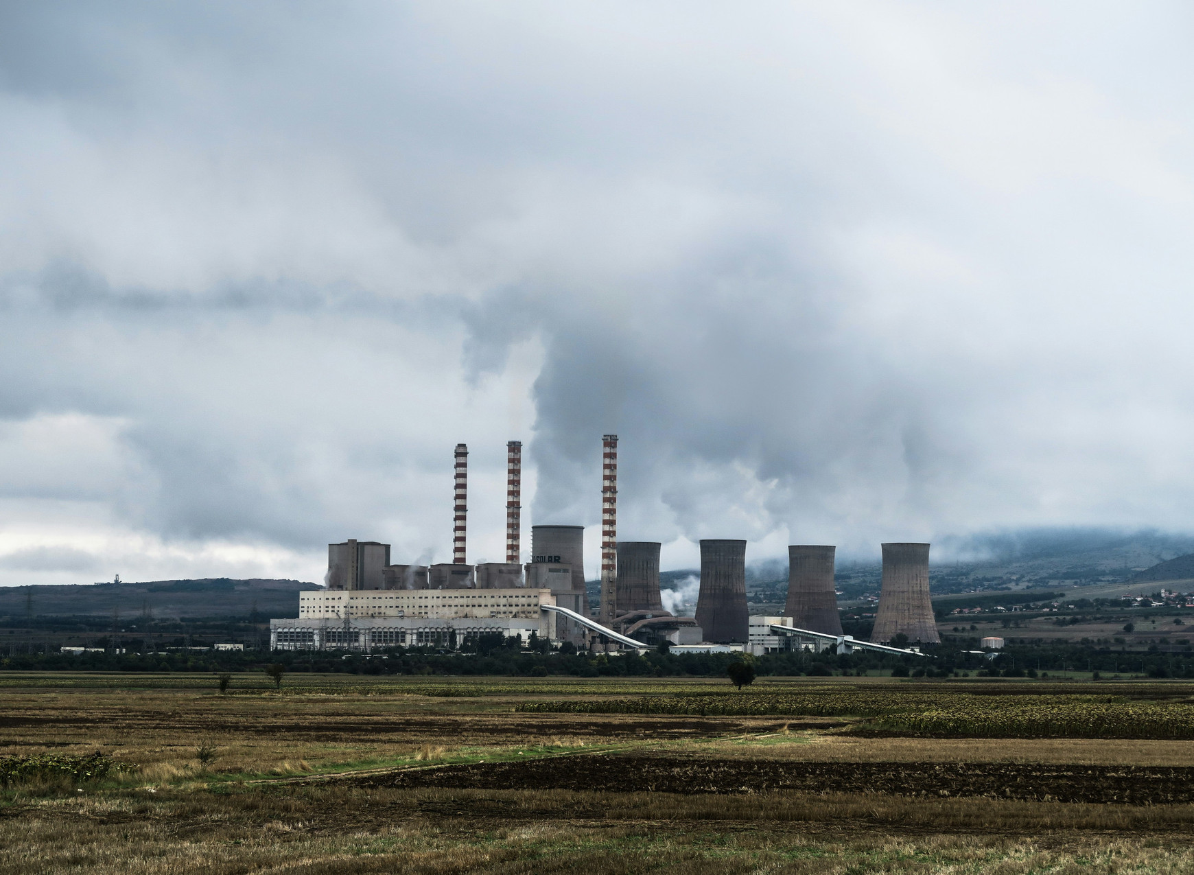 © Jason Mavrommatis sur Unsplash Les défis socio-économiques, environnementaux et politiques : influence sur le rôle de l'énergie nucléaire - Margaux Albaret