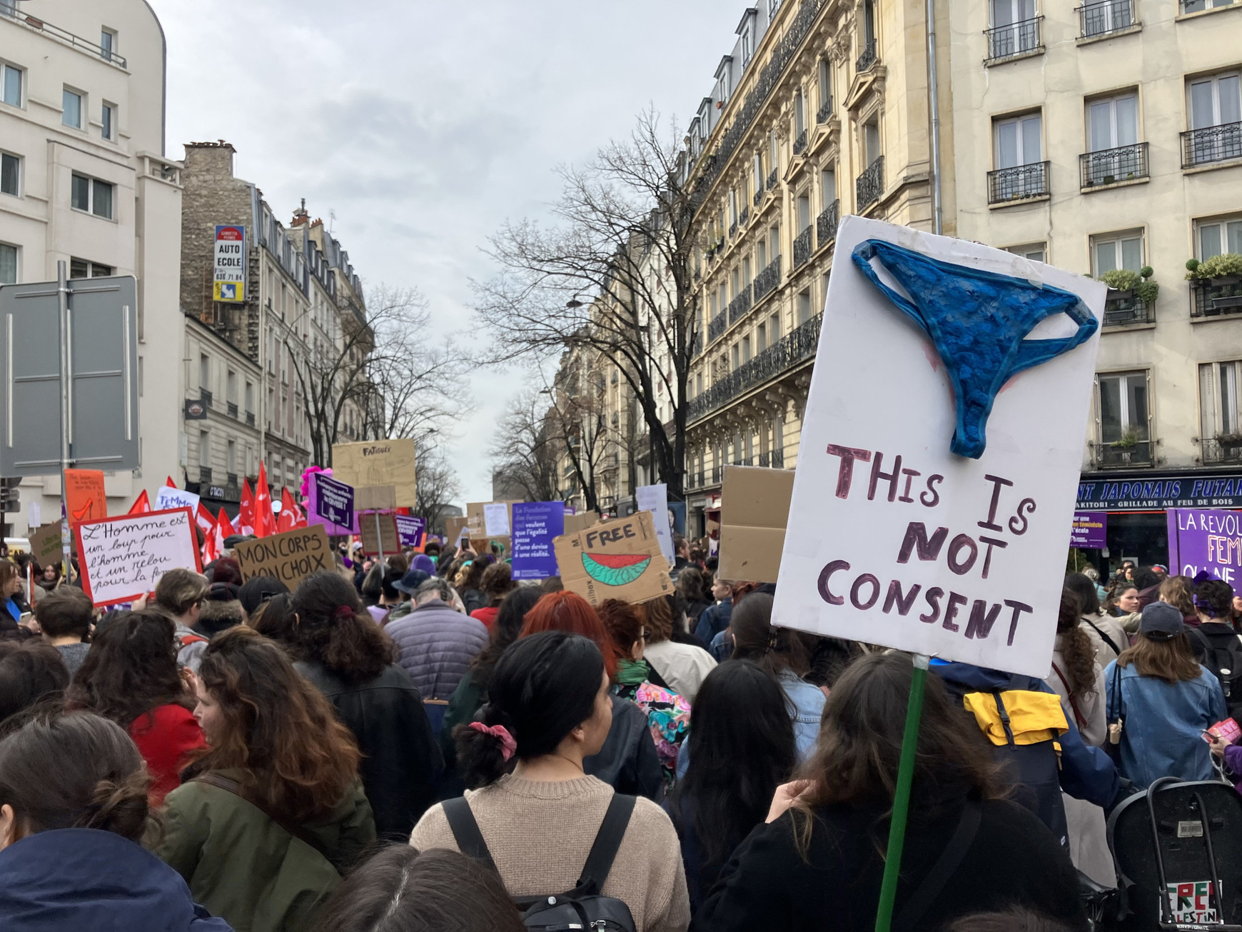 © Lou Surrans "Se sentir moins seule et ce sentiment de sororité" : les femmes manifestent le 8 mars à Paris