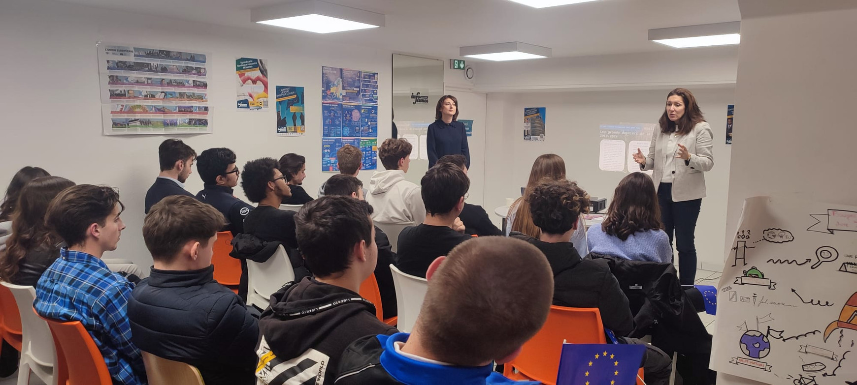 © Cassandre Thomas. Adina Revol et Cheida André raconte le fonctionnement de l'Union européenne aux lycéens. Bordeaux, avril 2024. Les institutions européennes vont à la rencontre de jeunes bordelais