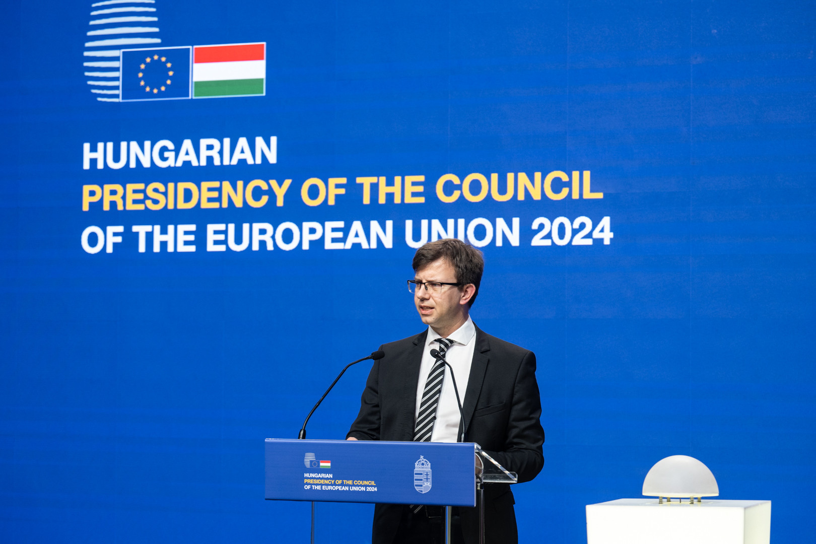 Janos Boka, ministre des Affaires européennes, dévoile le programme et les priorités de la présidence hongroise du Conseil de l’UE, lors d’une conférence de presse à Budapest. © Flickr Que peut-on attendre de la présidence hongroise du Conseil de l’Union Européenne ?