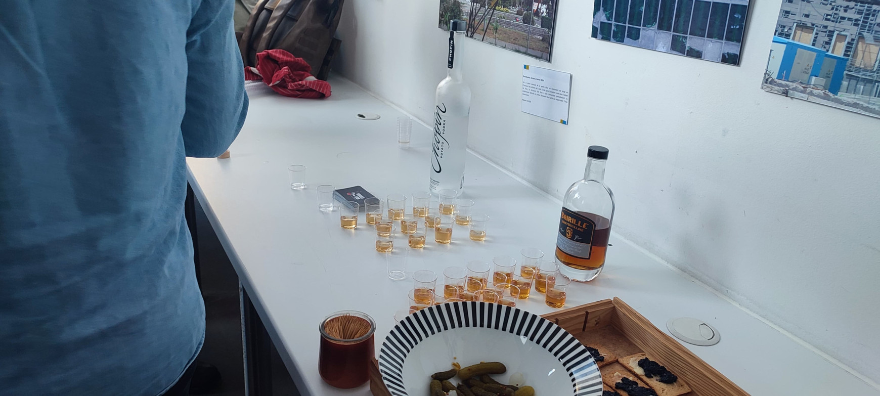 © Cassandre Thomas. Dégustation de vodkas polonaises à la Maison de l'Europe de Bordeaux. Mai 2025. De la vodka polonaise pour le mois de l'Europe