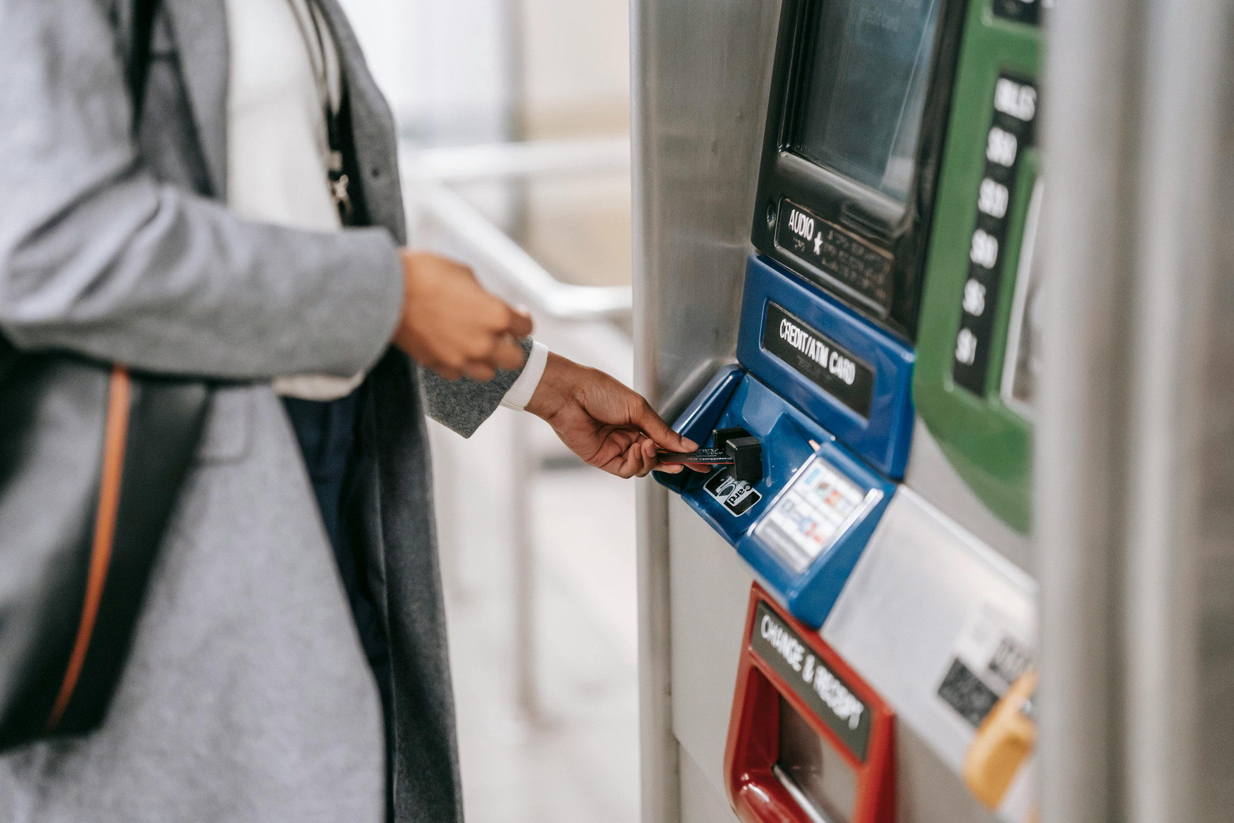 Photo de Ono  Kosuki: https://www.pexels.com/fr-fr/photo/homme-en-veste-de-costume-noir-tenant-une-machine-atm-bleu-et-noir-5999936/ La baisse des taux 