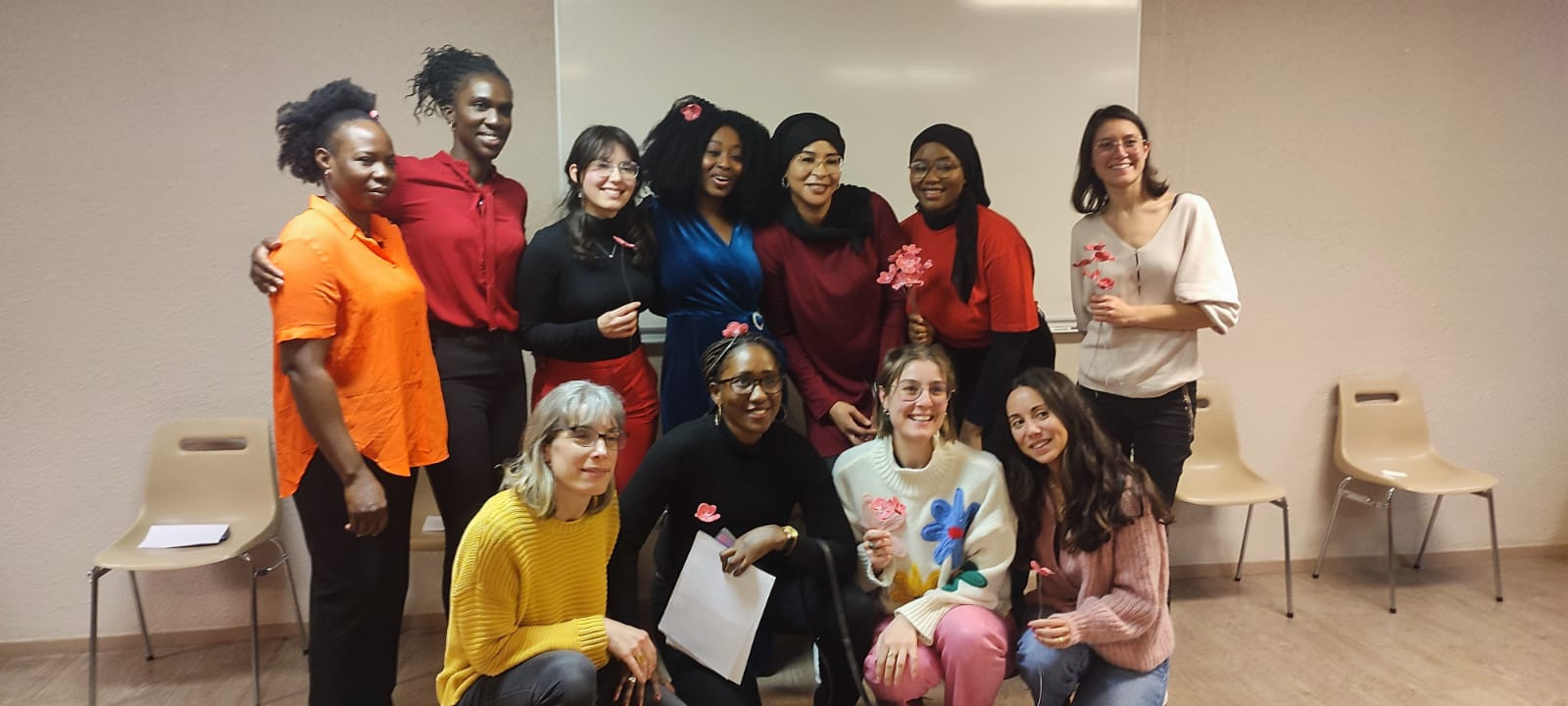 © Cassandre Thomas. L'équipe des Orchidées rouges ainsi que les femmes venues partager leurs histoires. Bordeaux, février 2024. Une lecture de témoignages pour lutter contre l'excision