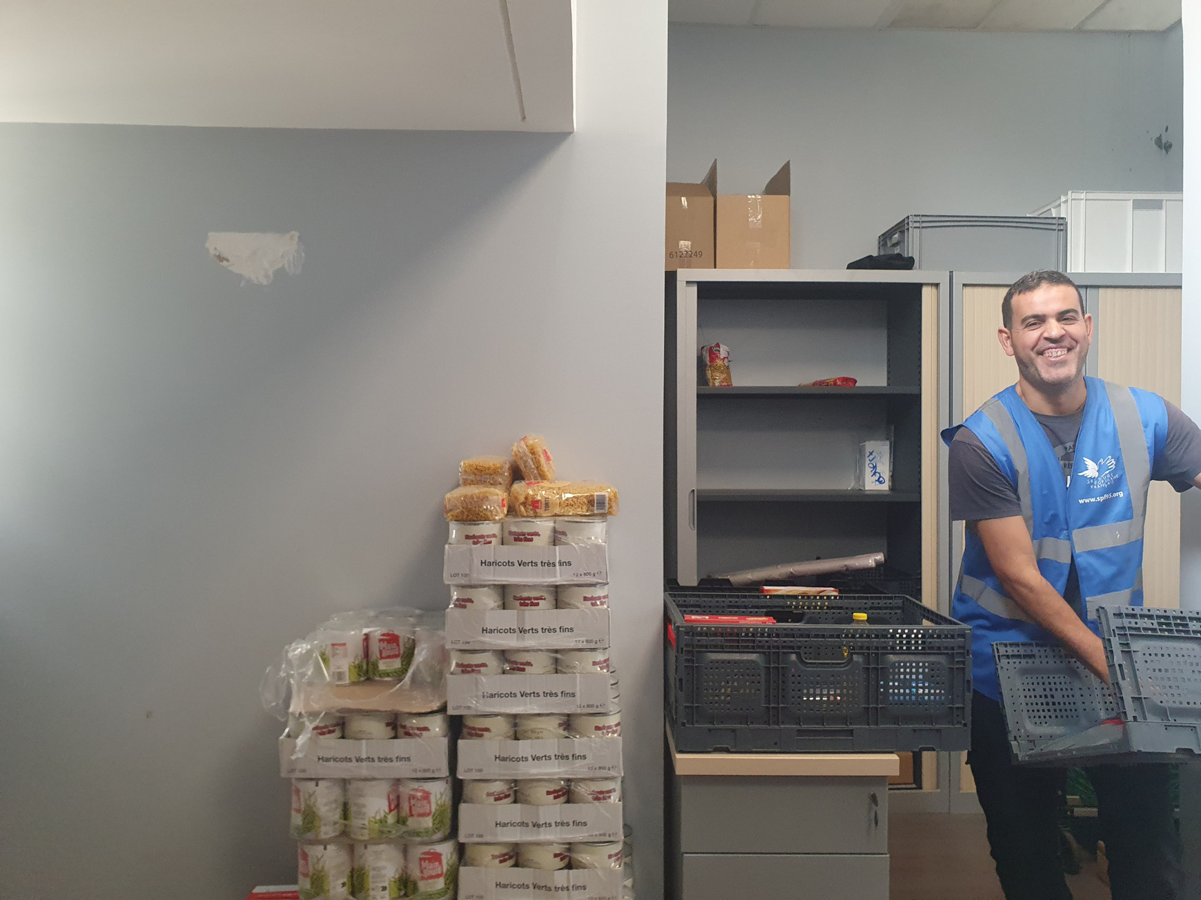 Le Secours populaire organise des distributions alimentaires trois fois par semaine sur le campus. © Mathilde Leroy Précarité étudiante : la solidarité sur les campus