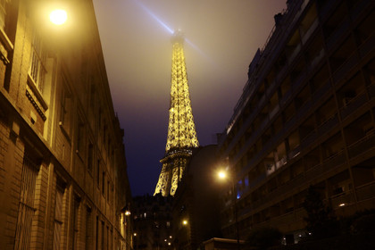 Paris : des rues vides et des parisiens aux balcons