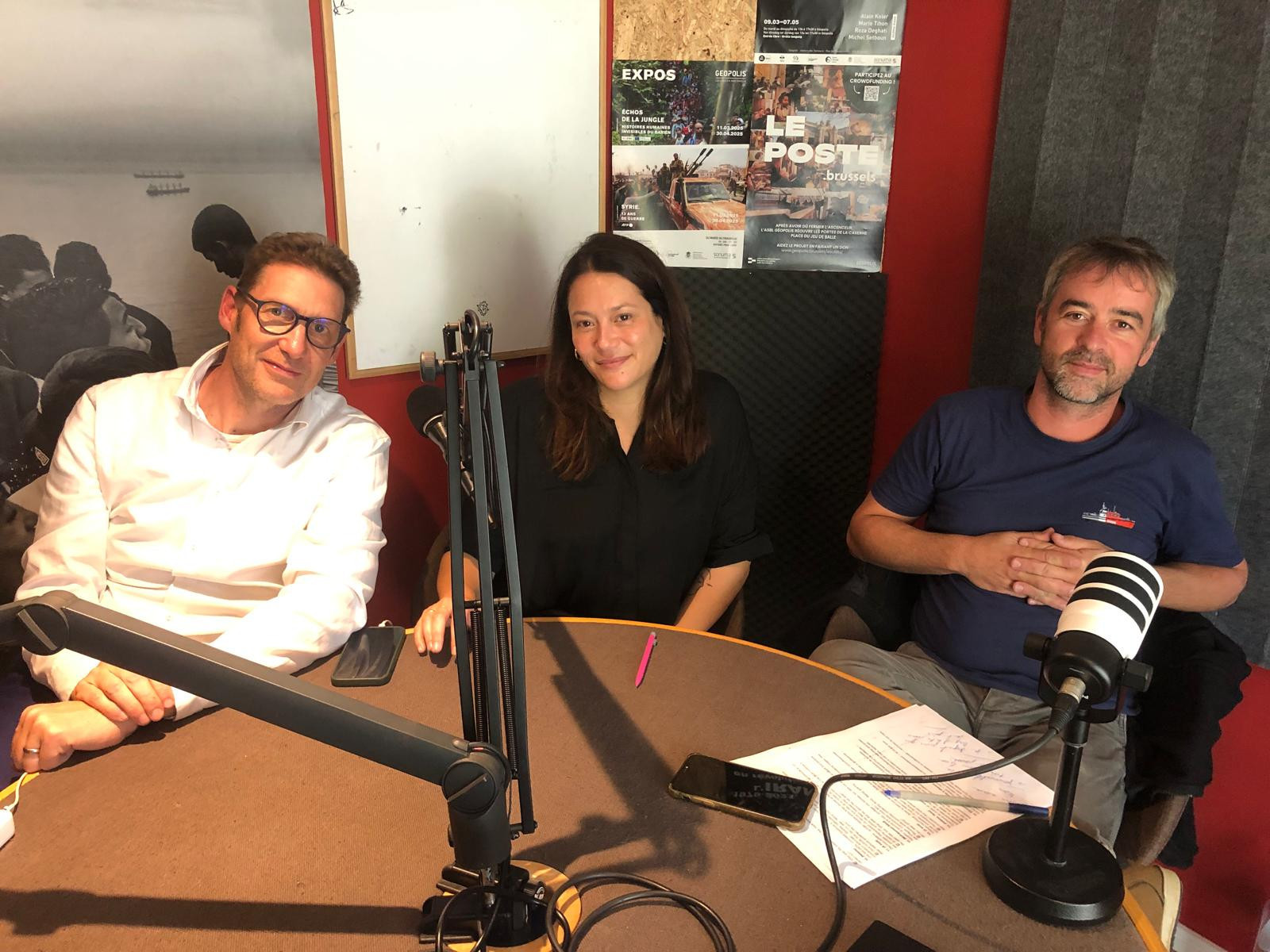De gauche à droite, Yann Ollivier, producteur et journaliste, Hélène Lam Trong, réalisatrice et journaliste, lauréate du Prix Albert Londres 2023 et Ulrich Huygevelde, journaliste d'Euradio Bruxelles. Hélène Lam Trong & Yann Ollivier – Inside Gaza : dans le quotidien des journalistes gazaouis