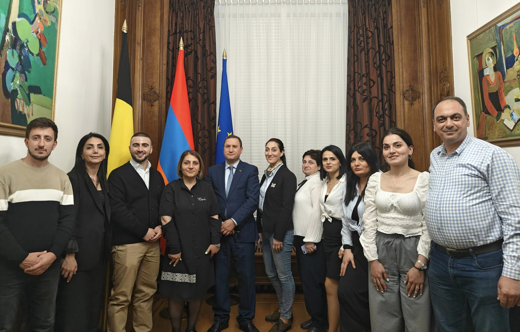 Davit Alaverdyan (tout à droite) à l'ambassade d'Arménie à Bruxelles.  © Davit Alaverdyan / Facebook Arménie : Un paysage médiatique tourné vers l'Europe ?