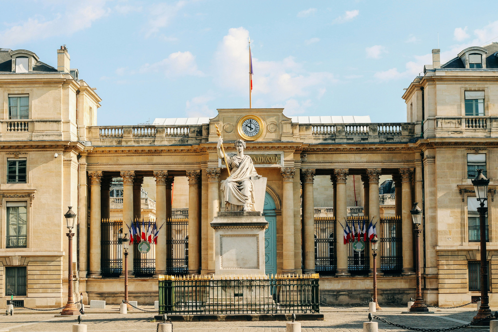 Photo de Eddie Junior sur Unsplash Désordre et respect des règles à l’Assemblée nationale