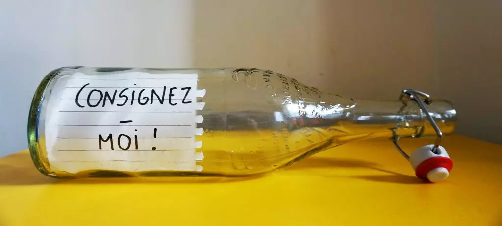 #ConsignezMoi est une campagne qui invite les citoyens à ramener leurs contenants en verre vides, en magasin, avec cette étiquette. © #ConsignezMoi La consigne : la solution pour lutter contre la pollution plastique ?