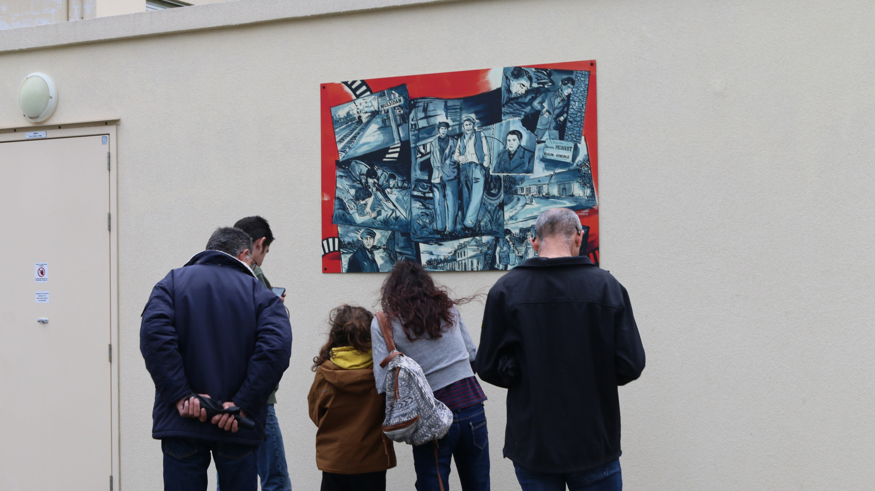 © Entre les lignes. Une classe de sixième du collège de Castillon la Bataille devant une des œuvres de Bonpour1tour. Entre les lignes : des jeux de pistes numériques et historiques