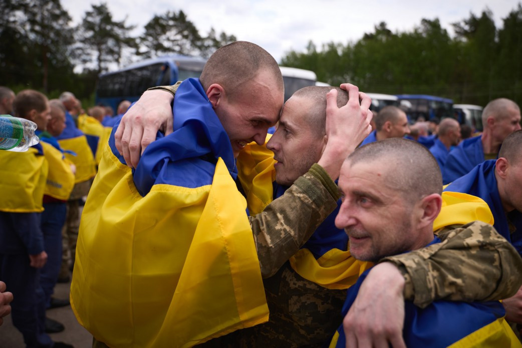 © Site officiel de la présidence ukrainienne (retour des prisionniers ukrainiens après un échange entre la Russie et l’Ukraine, dans l’oblast de Tchernihiv en Ukraine, le 23 mai 2025) Ukraine : une semaine dans la guerre - 28/05