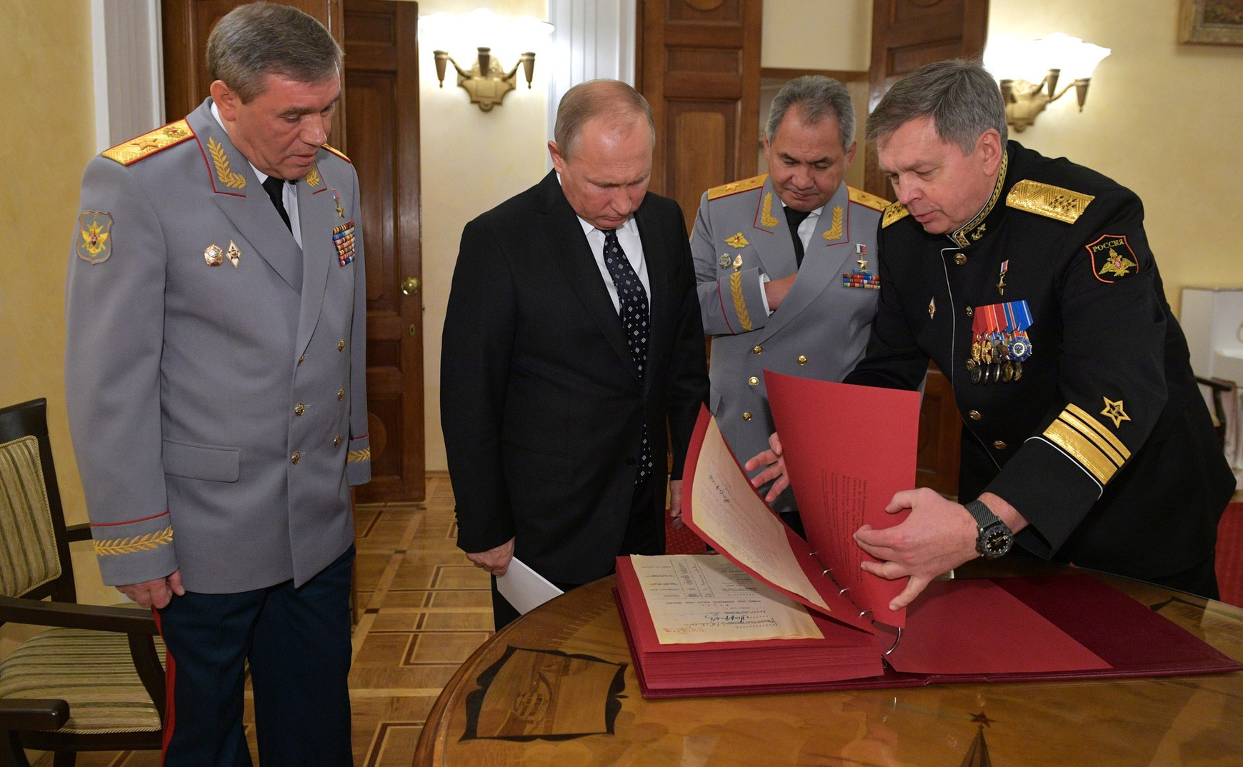 ( De gauche à droite) Valeri Guerassimov - Vladimir Poutine - Sergueï Choïgou -  Igor Kostyukov - 2018.© site officiel du Kremlin Aujourd'hui en Europe - 26 juin 2024