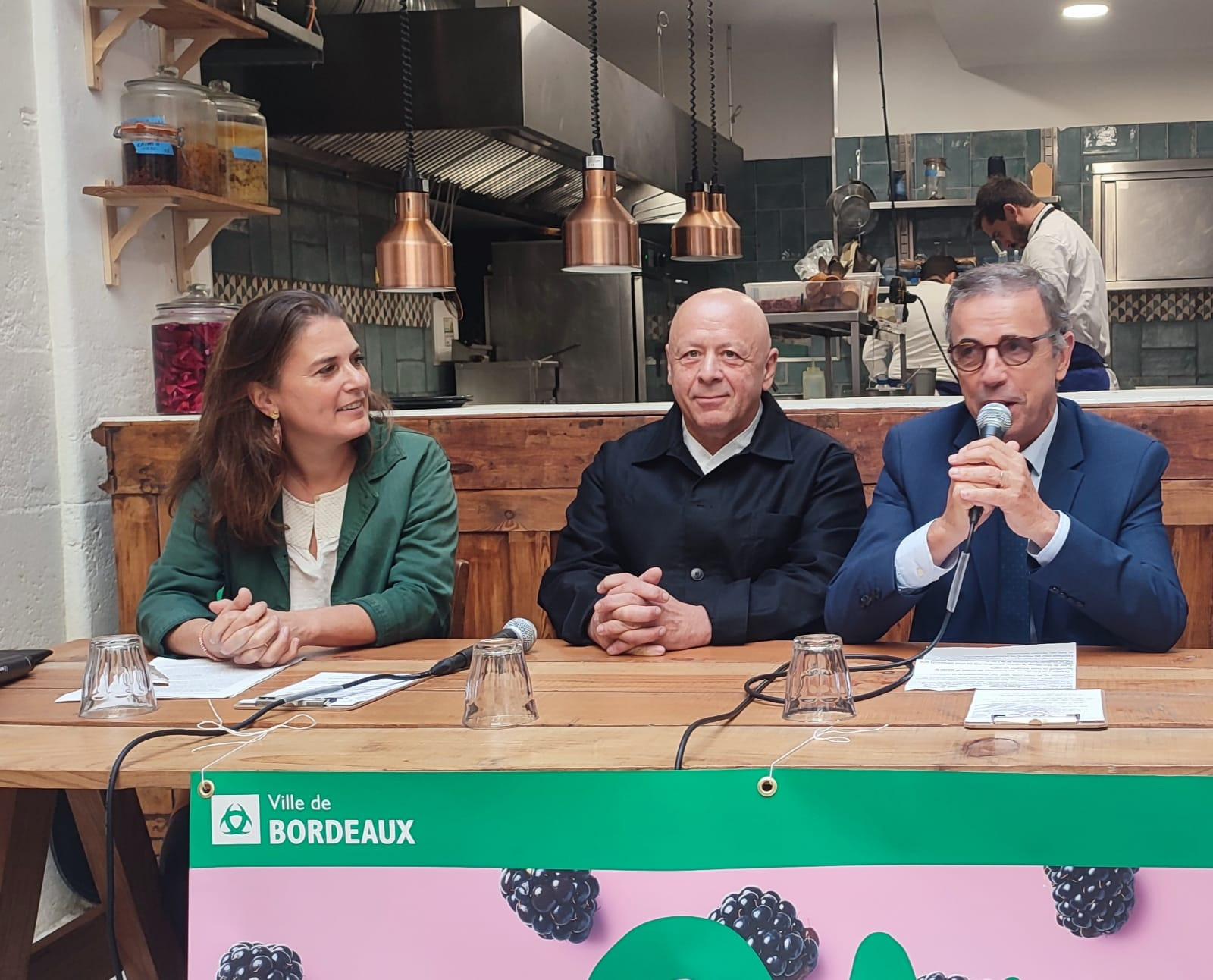 © Cassandre Thomas. Eve Demange, Thierry Marx et Pierre Hurmic lors de la conférence de presse d'ouverture du festival BON!. Bordeaux, octobre 2024. Thierry Marx et Eve Demange sur le festival BON! à Bordeaux