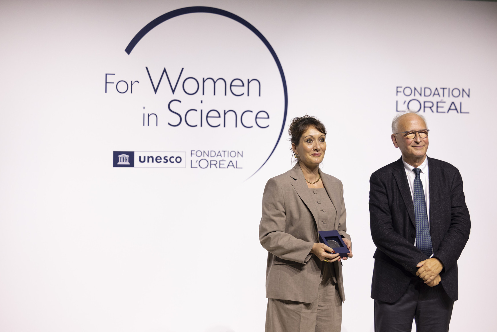 © Fondation L'Oréal. Mélissa Macalli et Alain Fisher lors de la cérémonie de remise des prix For Women in Science 2024. Lutter contre le suicide des étudiant.es - Mélissa Macalli