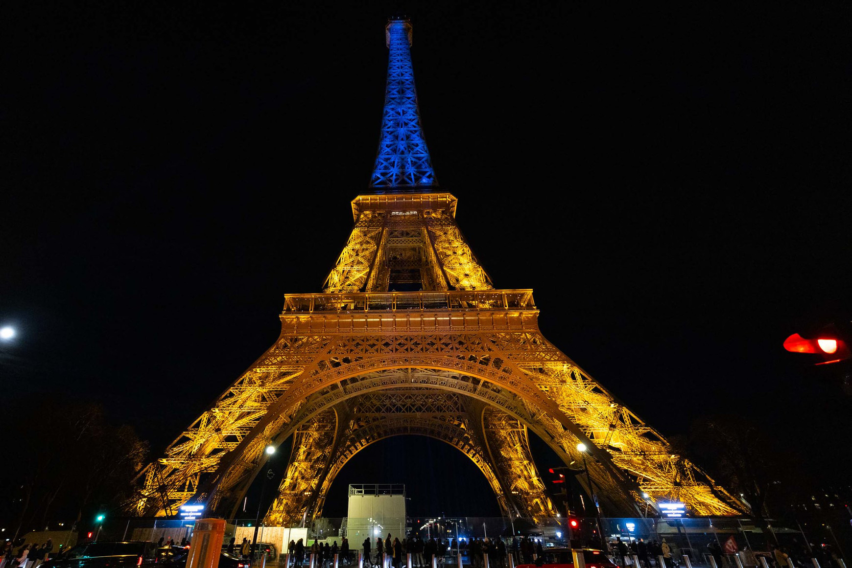 ©Judith Litvine/MEAE ./. Illumination de la tour Eiffel aux couleurs de l'Ukraine - Paris Plutôt qu'en avoir peur, il faut faire peur à Poutine