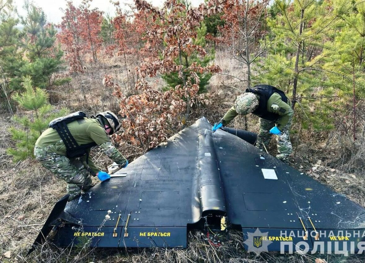 La police ukrainienne inspecte un drone Shahed-136, non explosé, utilisé par des troupes russes et retrouvé dans une forêt. Photo fournie par la Police nationale dans la région de Vinnytsia. Aujourd'hui en Europe - 15 septembre 2025