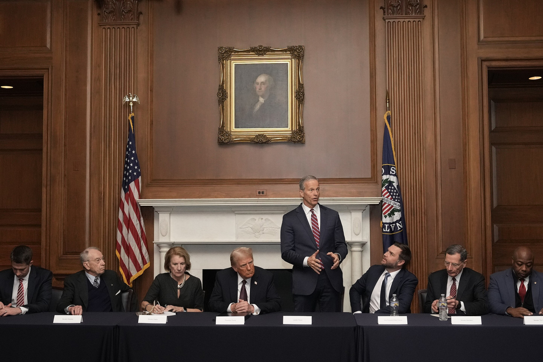 Wikimédia Commons - Office of Senator John Thune (Le président Donald Trump avec des sénateurs américains, dont le sénateur John Thune au Sénat américain) Adresse d’un eurodéputé aux élus républicains