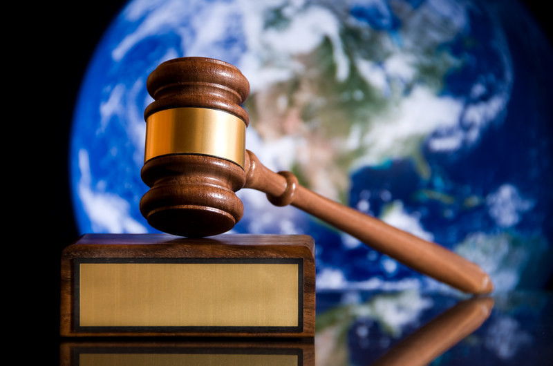 « Justice Gavel » par Tori Rector, CC BY-SA 2.0 Droit européen et limites planétaires : quels leviers pour une justice environnementale ?
